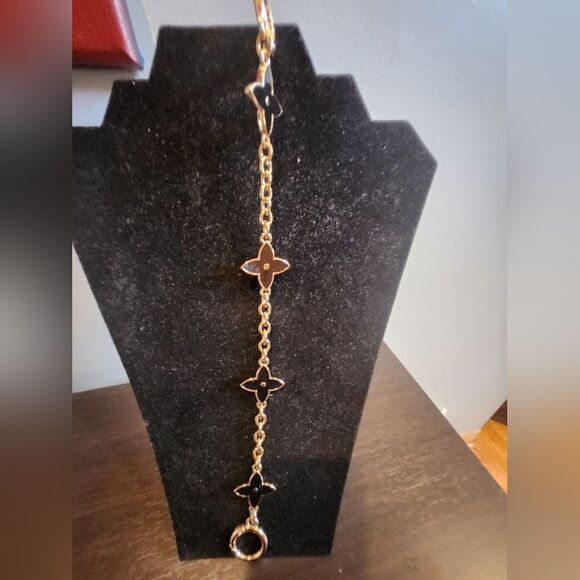 Elegant Black and Gold Bracelet - Picture 2 of 6